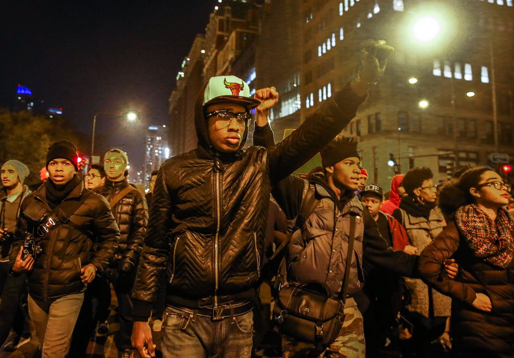 A Chicago, les manifestants défilent dans les rues lors du Black Friday.