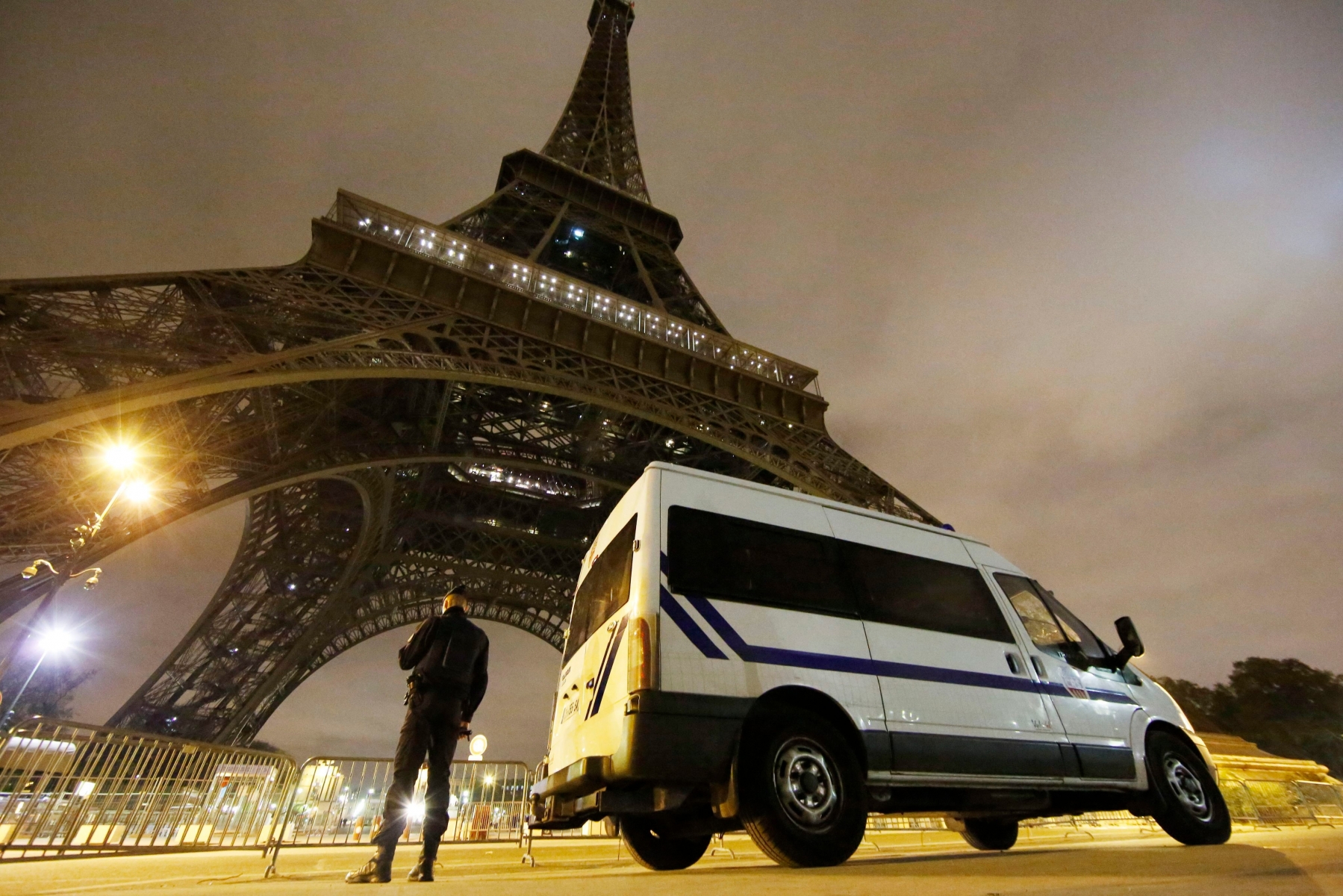 epaselect epa05025810 A police officers stands guard at the foot of the Eiffel Tower in Paris, France, 14 November 2015. At least 129 people have been killed in a series of attacks in Paris, France on late 13 November 2015, according to French officials. Eight assailants were killed, seven when they detonated their explosive belts, and one when he was shot by officers, police said.  EPA/MALTE CHRISTIANS epaselect FRANCE PARIS ATTACKS