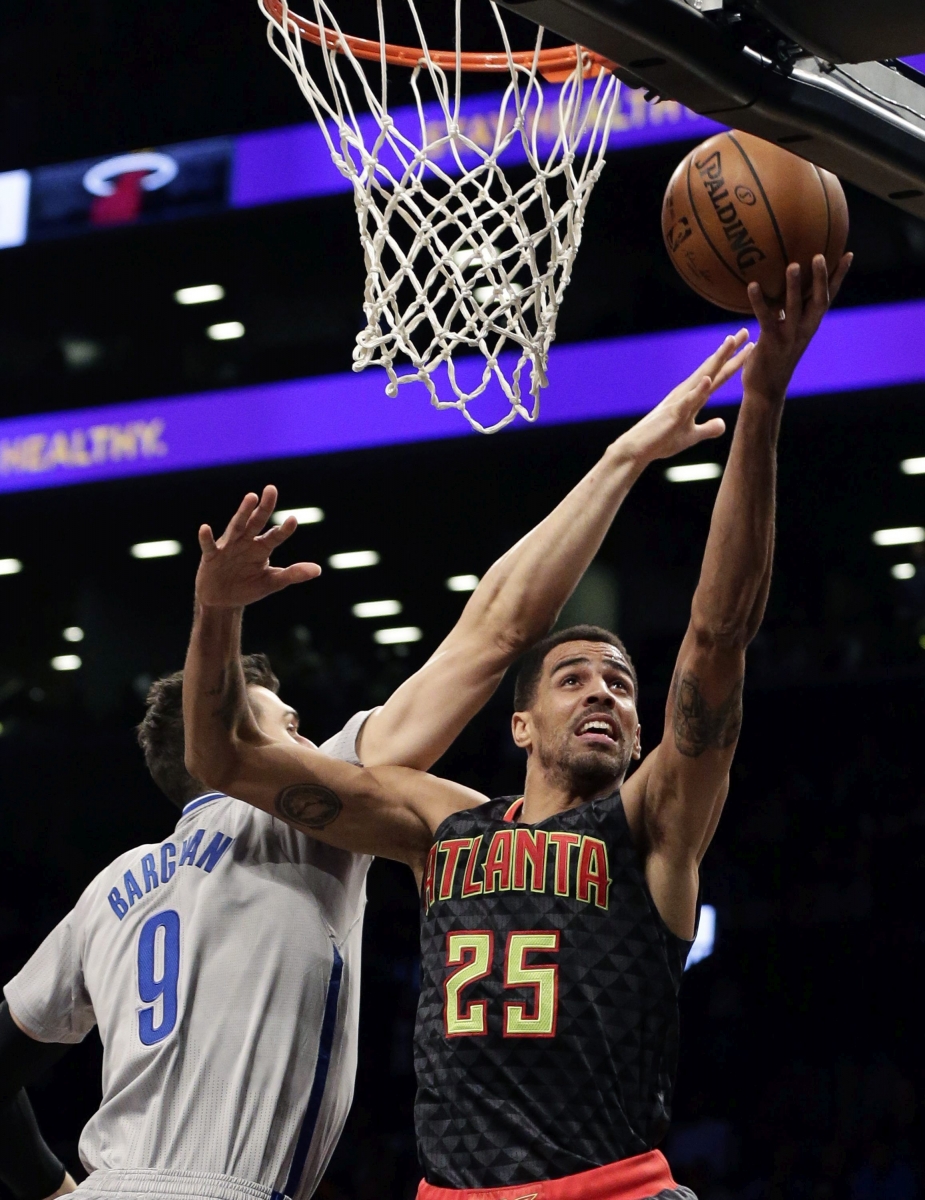 epa05030448 Atlanta Hawks guard Thabo Sefolosha of Switzerland (R) tries to put up a shot past Brooklyn Nets center Andrea Bargnani of Italy (L) in the first half of their NBA game at Barclays Center in Brooklyn, New York, USA, 17 November 2015.  EPA/JASON SZENES CORBIS OUT