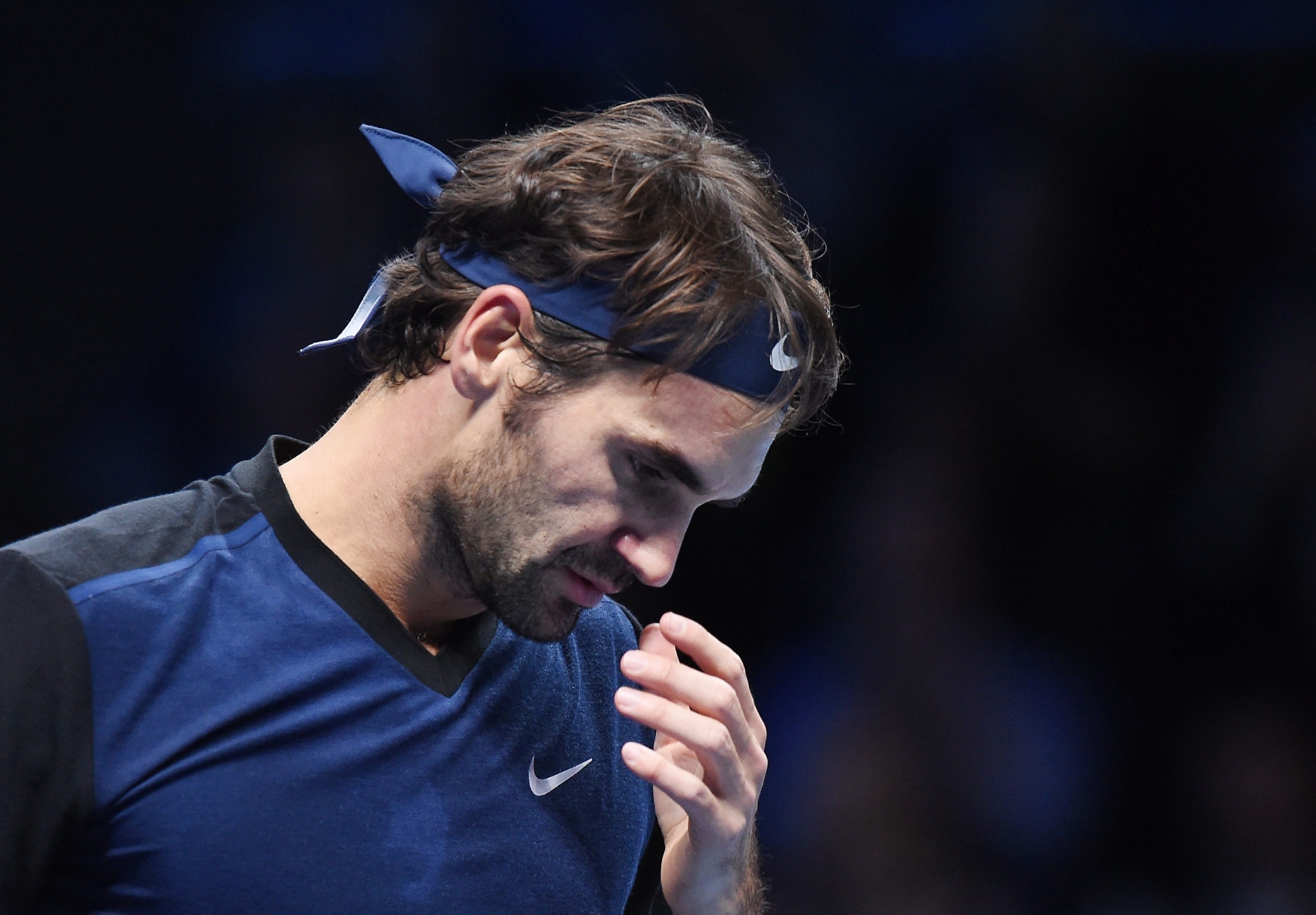 epa05037613 Switzerland's Roger Federer reacts during his match with Serbia's Novak Djokovic during the singles final match at the ATP Tour tennis finals tournament at the O2 Arena in London, Britain, 22 November 2015.  EPA/ANDY RAIN