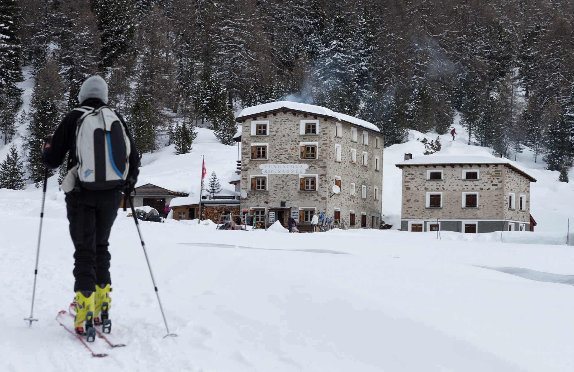Eine Skitourengaengerin erreicht die Saoseo-Huette der Sektion Bernina des Schweizer Alpenclubs, SAC, oberhalb Sfazu im Val di Campo im Puschlav, am Sonntag, 31. Maerz 2013. (KEYSTONE/Arno Balzarini)  SCHWEIZ SAC SAOSEO