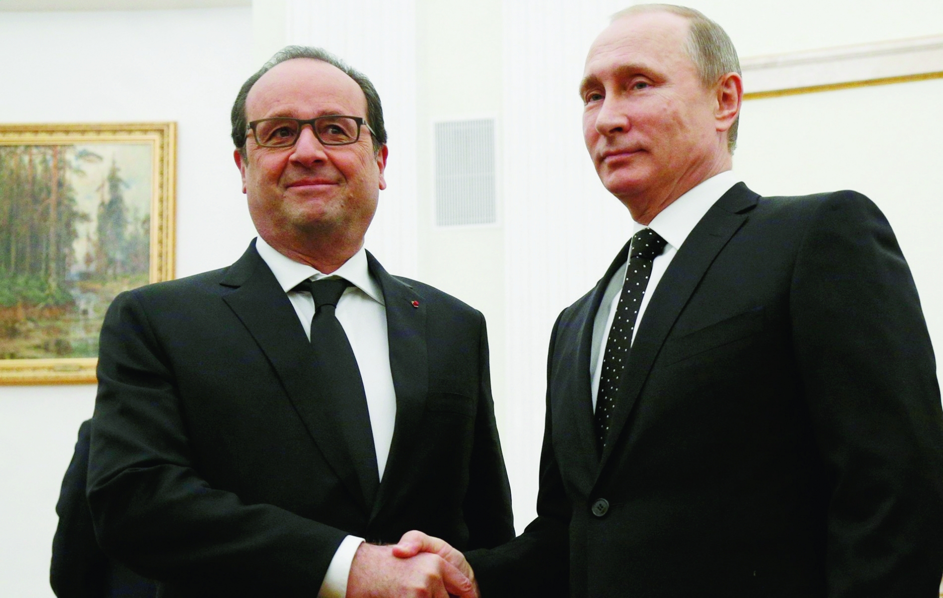 epa05043029 Russian President Vladimir Putin (R) shakes hands with French President Francois Hollande (L), during their meeting in Moscow, Russia, 26 November 2015. Francois Hollande arrived in Moscow to discuss coordination in their common struggle against so called Islamic State terrorist formation in Syria.  EPA/ALEXANDER ZEMLIANICHENKO / POOL RUSSIA FRANCE HOLLANDE DIPLOMACY