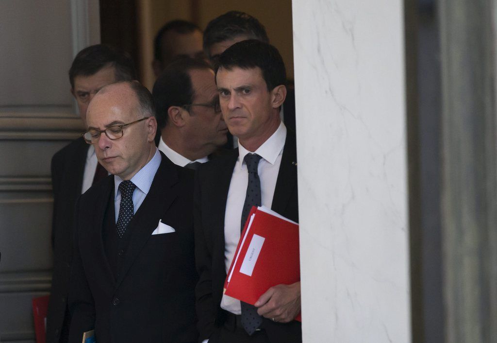 Le ministre de l'intérieur Bernard Cazeneuve et le premier ministre français Manuel Valls envisagent la dissolution des mosquées islamistes.