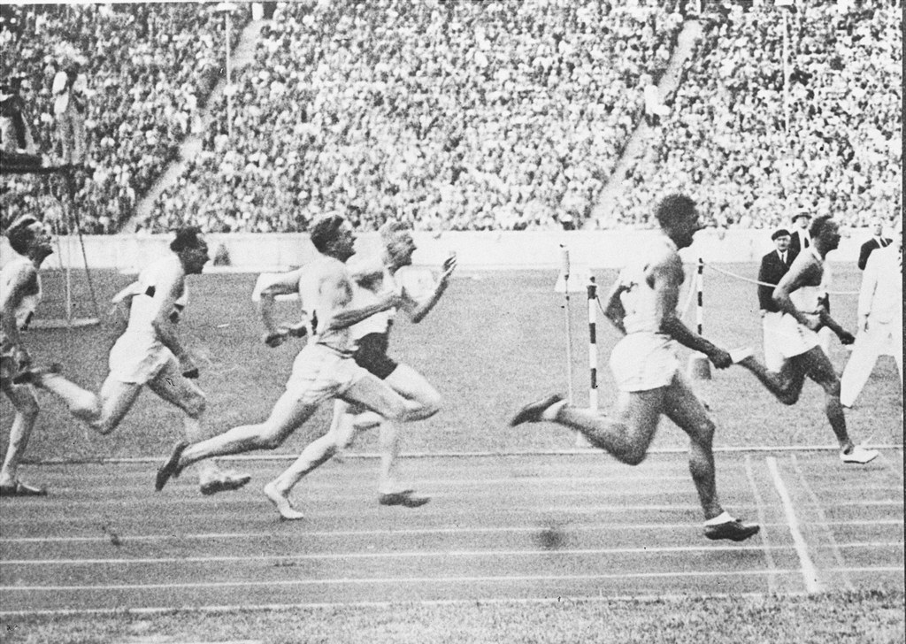 Guo Jie avait participé aux jeux de 1936 aux côtés de l'Américain Jesse Owens à Berlin.