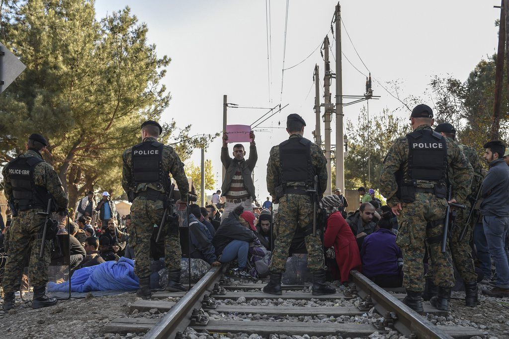 Un groupe de migrants est bloqué à la frontière entre la Grèce et la Macédoine.