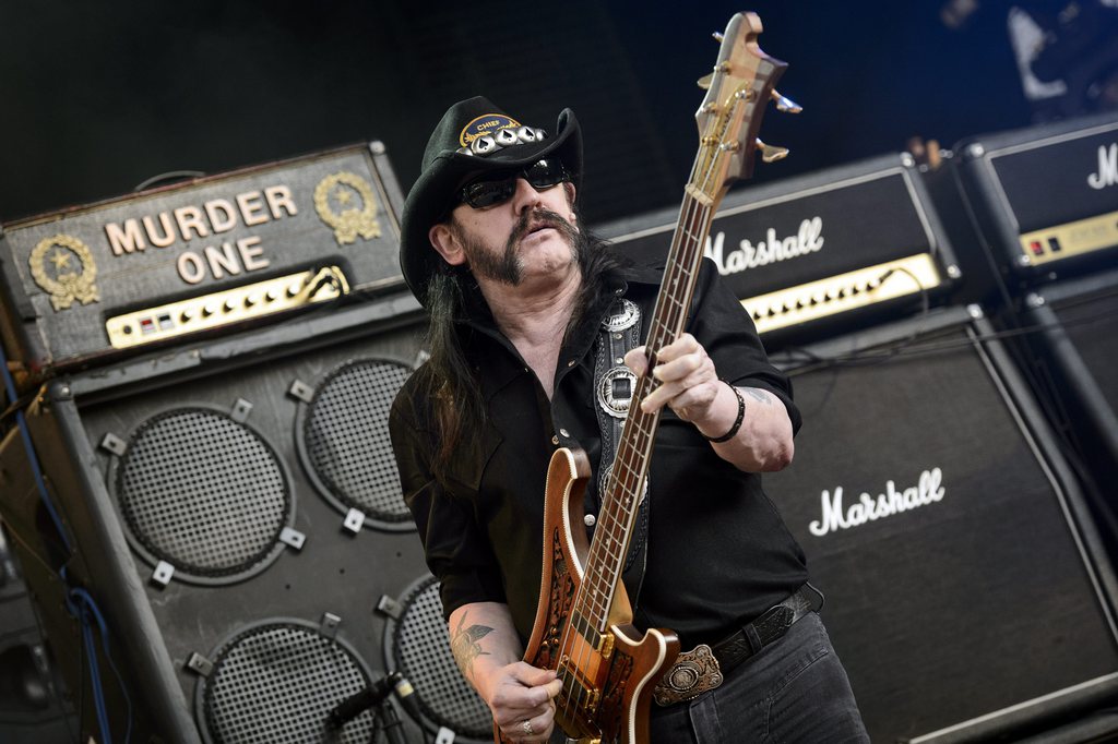 Lemmy, sa moustache, son chapeau et sa guitare: un trio indissociable.