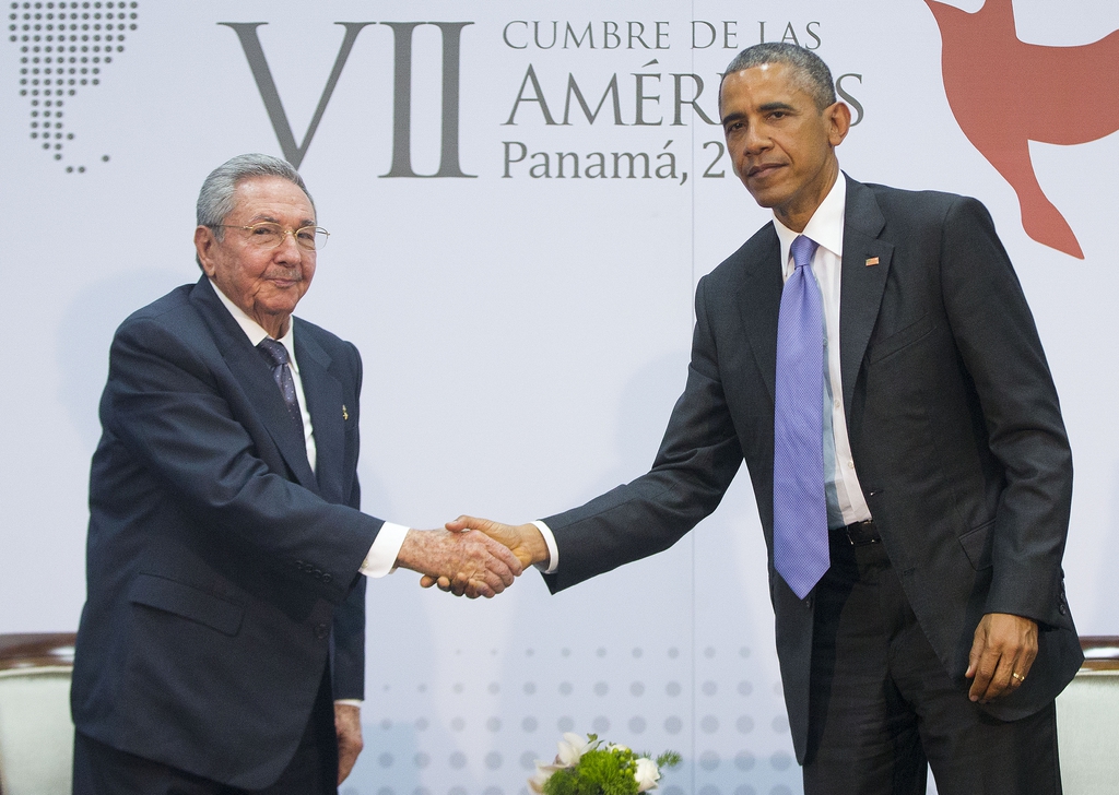 Barack Obama et Raul Castro rétablissent les connexions entre leurs deux pays.