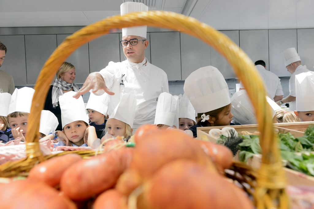 Le cuisinier Benoit Violier, au centre, lors de la semaine nationale du goût.