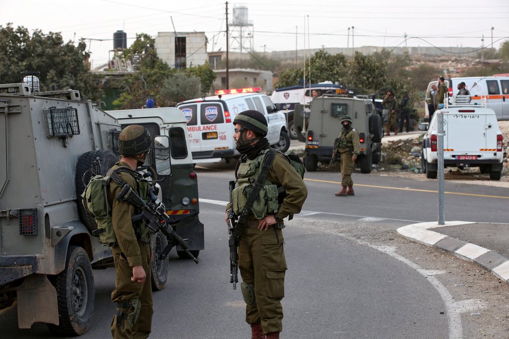 La première victime a lancé sa voiture contre un check-point israélien installé à Halhul, au nord de Hébron, selon l'armée israélienne. Les soldats israéliens l'ont aussitôt abattu.