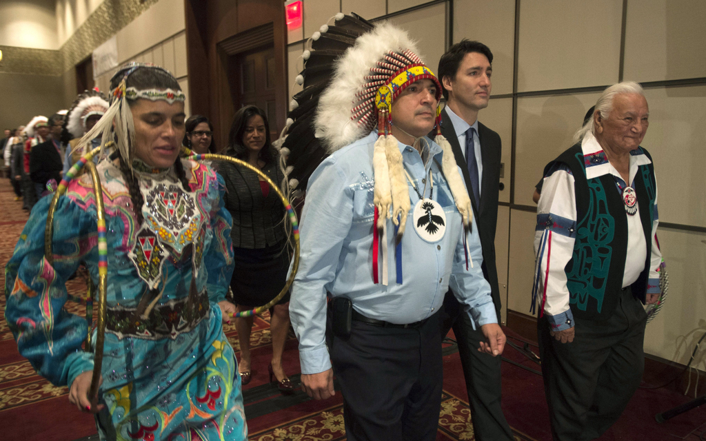 Justin Trudeau marche avec les autorités aborigènes canadiennes.