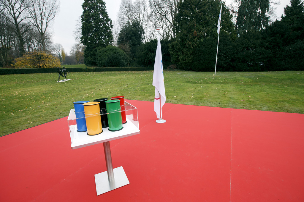 Les pots de peinture aux couleurs olympiques nécessaires à la construction du nouveau siège du CIO. 