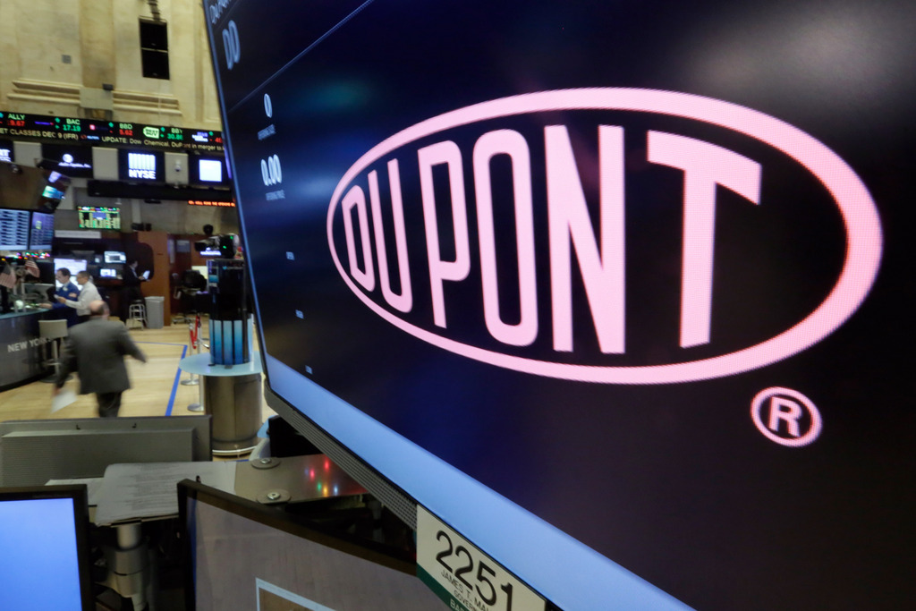 Dans les échanges électroniques précédant l'ouverture de la séance à la Bourse de New York, le titre de Dow Chemical perdait 0,51% quand celui de DuPont perdait 4,08%.