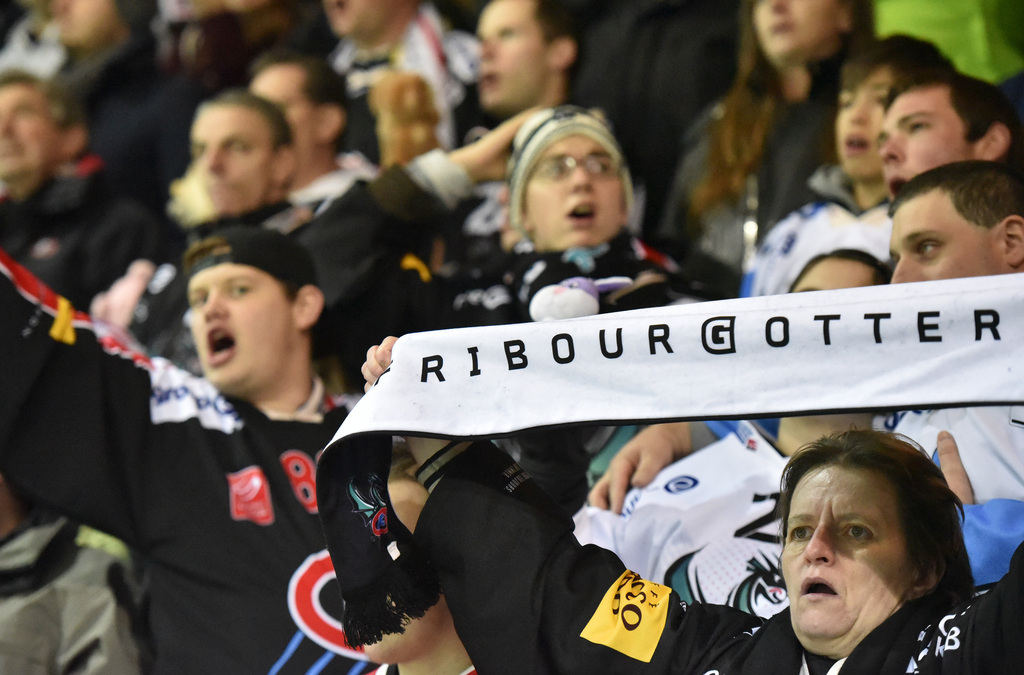 Fans fribourgeois déçus. Le club totalise 7 défaites consécutives.