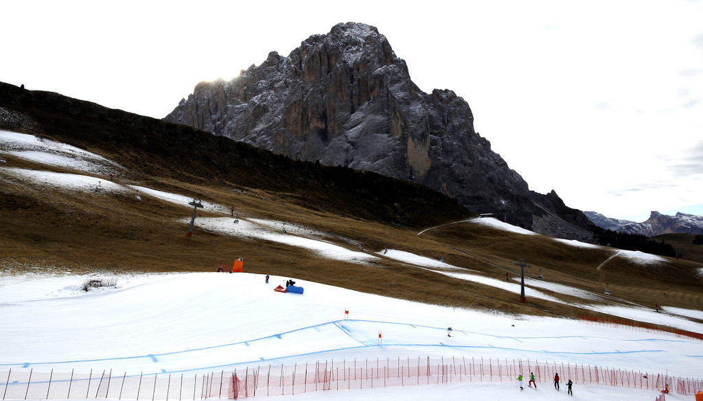 Les Suisses n'ont pas fait illusion sur la piste très peu enneigée de la Saslong