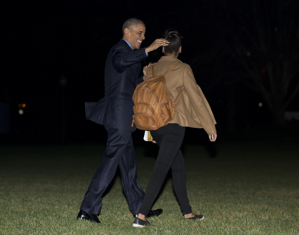 Barack Obama rigole avec sa fille cadette Sasha.