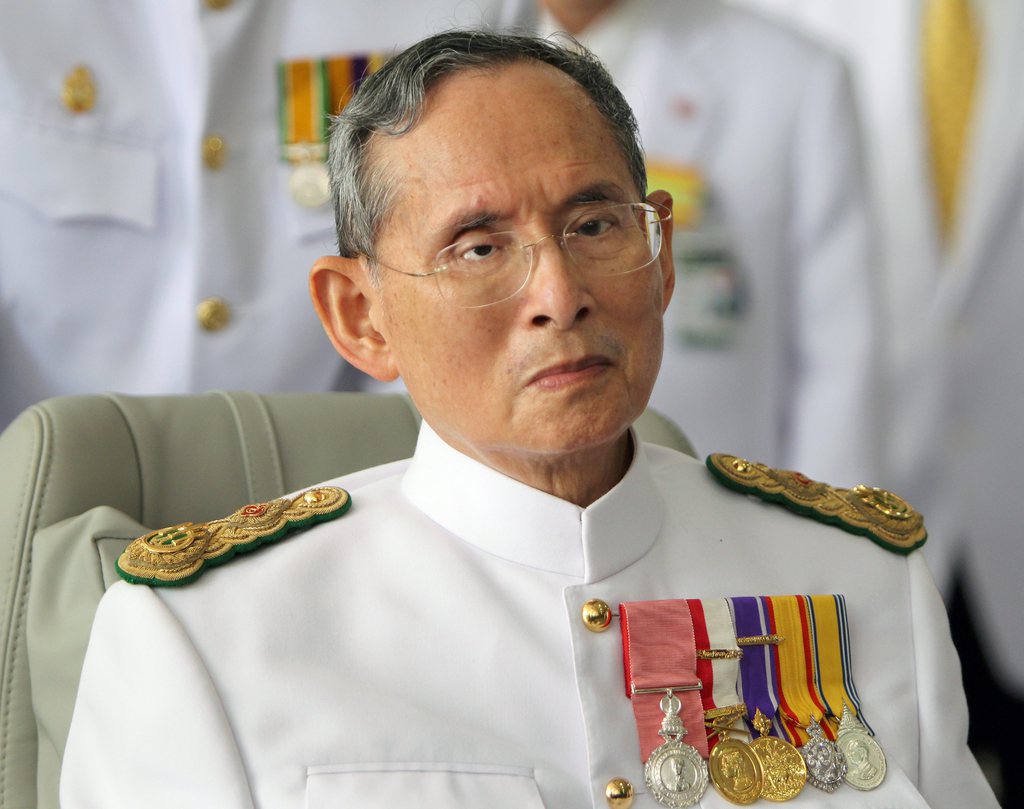 En Thaïlande le roi Bhumibol Adulyadej (ici en 2010) est présenté comme un demi-dieu.