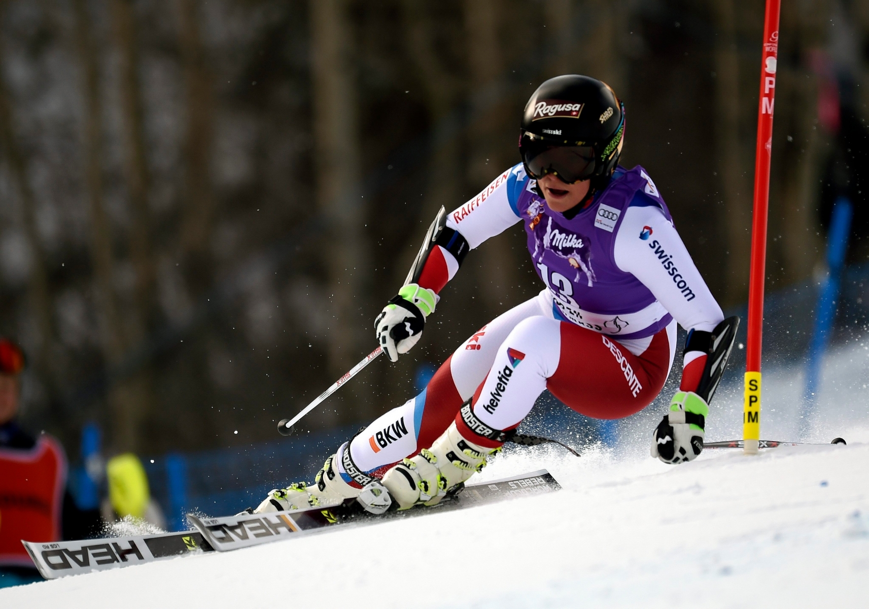 epa05045109 Lara Gut of Switzerland in action during first run of the women's Giant Slalom at the FIS Alpine Ski World Cup in Aspen, Colorado, USA, 27 November 2015.  EPA/JOHN G. MABANGLO USA ALPINE SKIING WORLD CUP