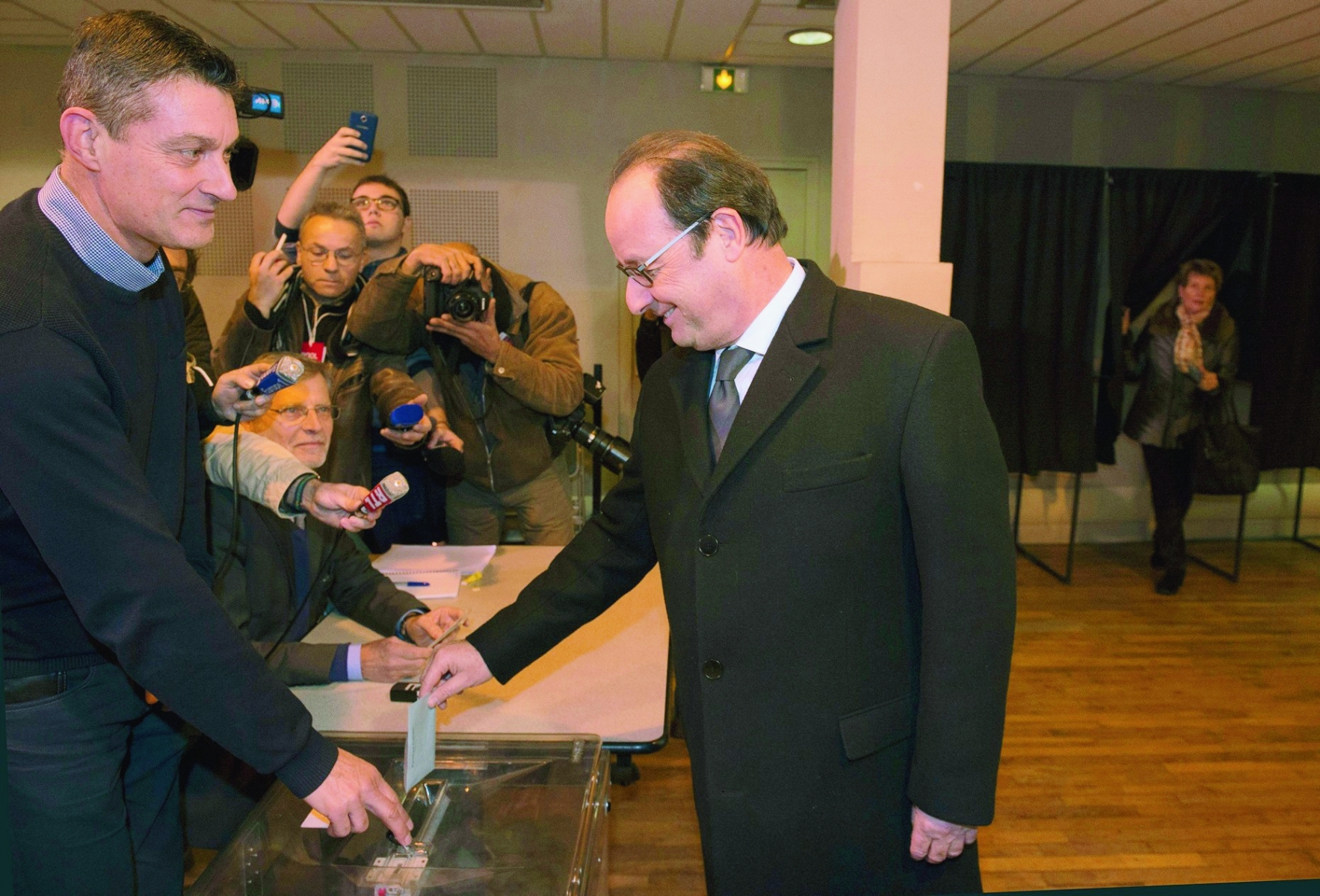 epa05067251 French President Francois Hollande casts his ballot during the second round of 2015 French regional election in Tulle, central France, 13 December 2015. France goes to the polls in a two-round regional election on 06 and 13 December 2015.  EPA/CAROLINE BLUMBERG FRANCE REGIONAL ELECTION