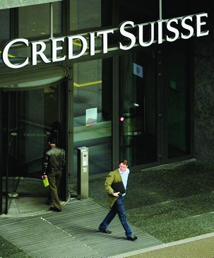 THEMENBILD --- Der ehemalige Sunrise Tower in Zuerich Oerlikon traegt neuerdings den Schriftzug der Credit Suisse, aufgenommen am Mittwoch, 12. Mai 2010. Die Credit Suisse hat im dritten Quartal 2010 einen Gewinneinbruch hinnehmen müssen. Der Reingewinn schrumpfte im Vergleich zum Vorjahresquartal um 74 Prozent auf 609 Mio. Franken, wie sie am Donnerstag, 21. Oktober 2010 mitteilte. (KEYSTONE/Steffen Schmidt) SCHWEIZ BANK CREDIT SUISSE