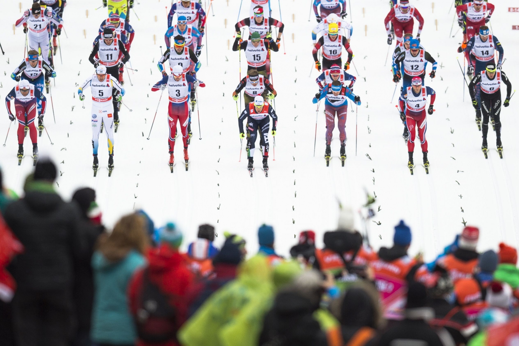 The field with Dario Cologna of Switzerland and winner Martin Johnsrud Sundby of Norway, from right, starts to the men's 30 km cross country skiing mass start race at the FIS Tour de Ski, on Saturday, January 2, 2016, in Lenzerheide, Switzerland. (KEYSTONE/Gian Ehrenzeller)