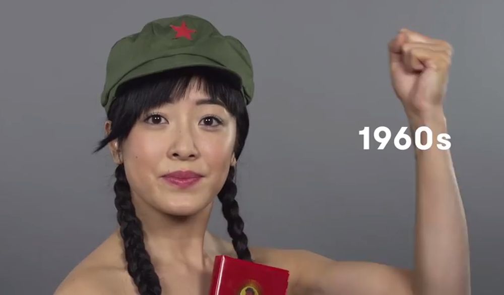 Accessoire incontournable des années 60, le Petit Livre rouge est le symbole graphique le plus visible en Chine, plus omniprésent encore que les portraits de Mao lui-même.