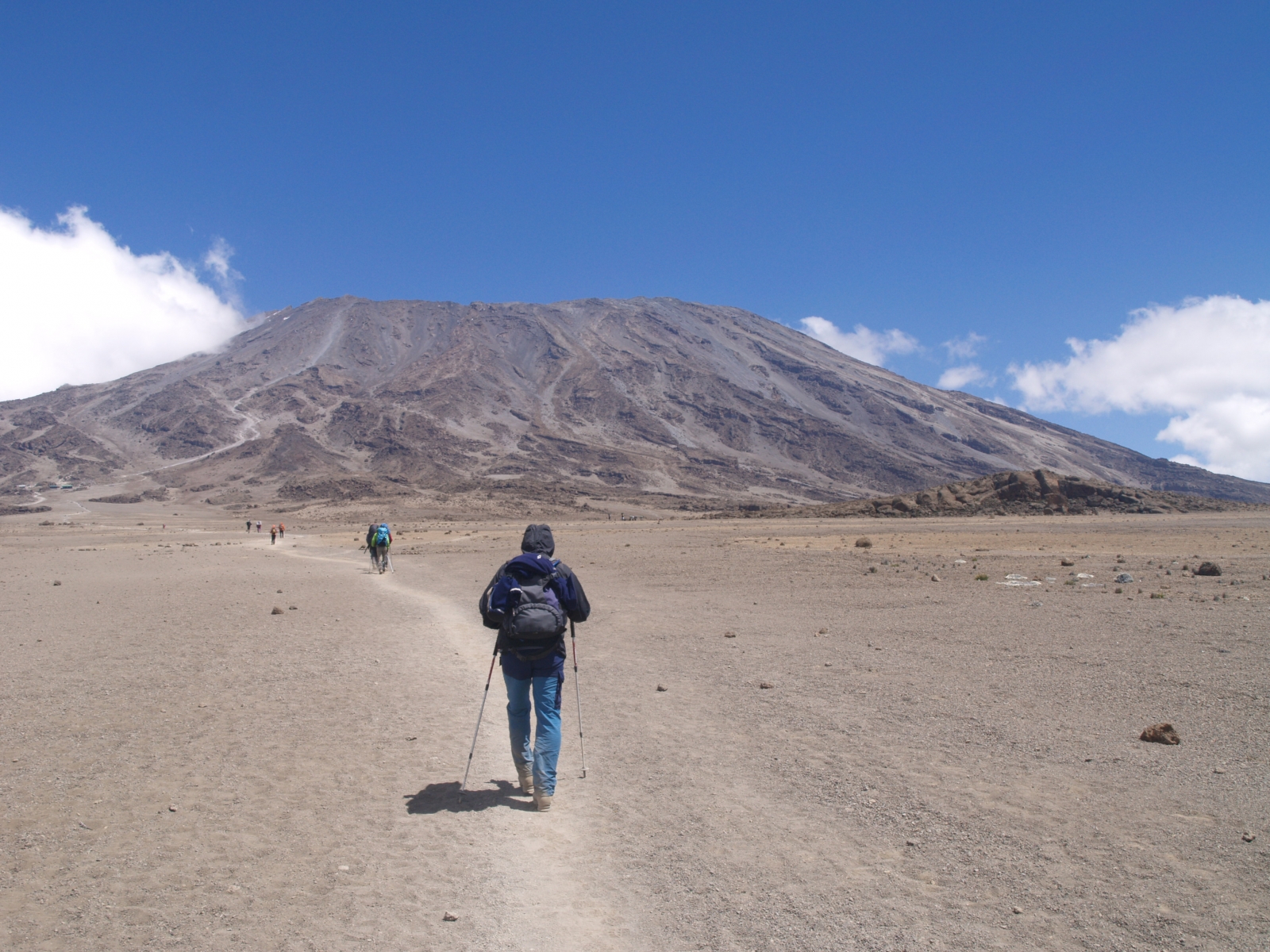 Le Kilimandjaro culmine à 5895 mètres. 