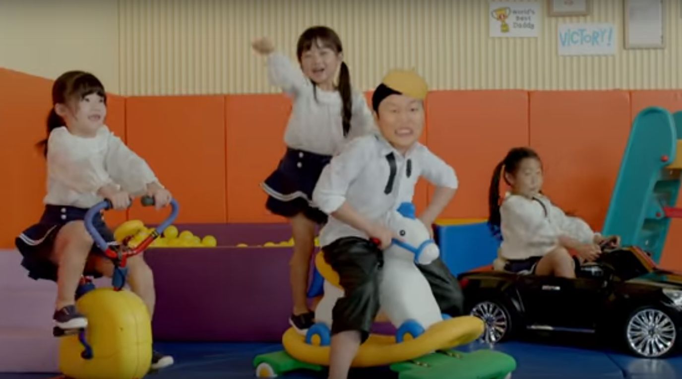 Le Coréen passe par toutes les étapes de la vie dans son nouveau clip. y compris l'école.