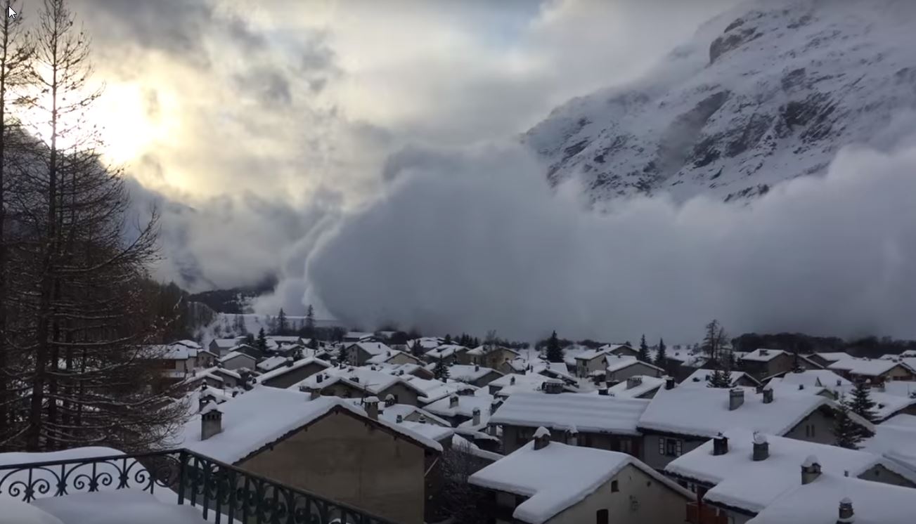 L'avalanche a fait un nuage de poudreuse de plusieurs dizaines de mètres de haut.