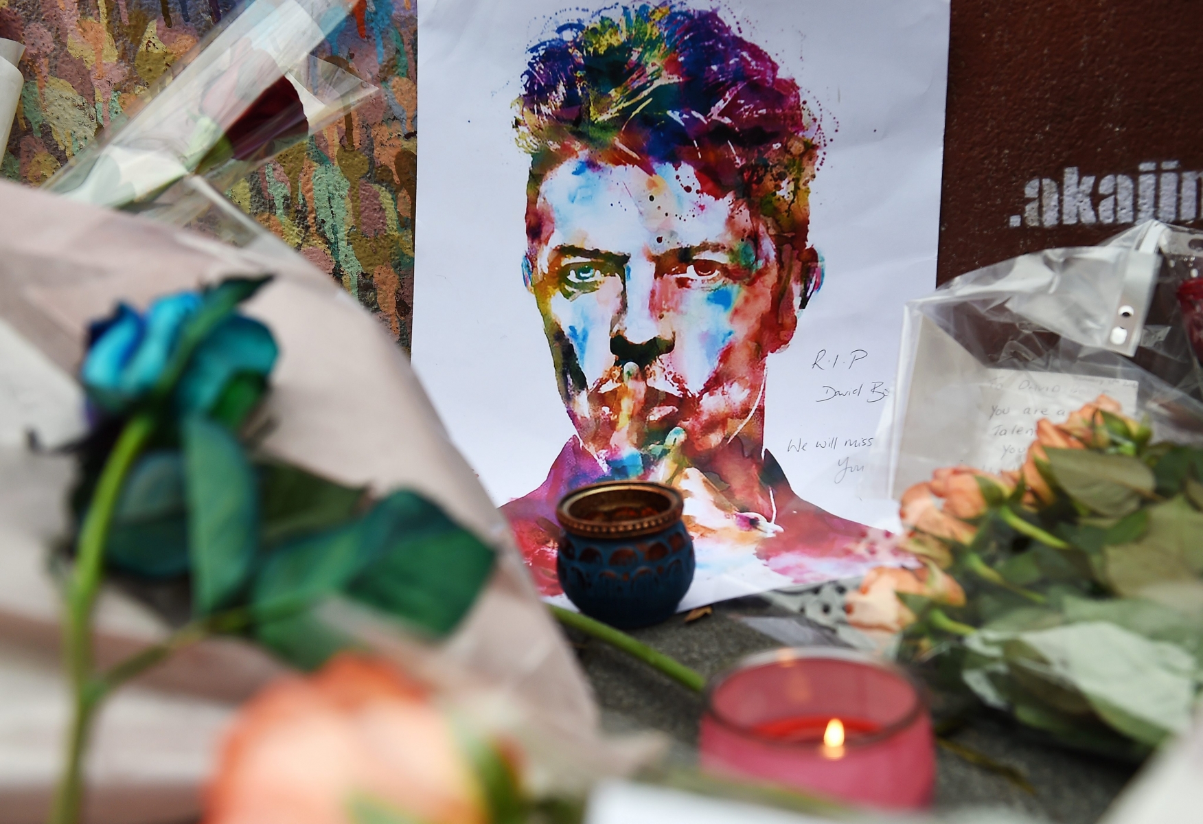 A Brixton, lieu de naissance de David Bowie, les fans se sont recueillis en nombre.
