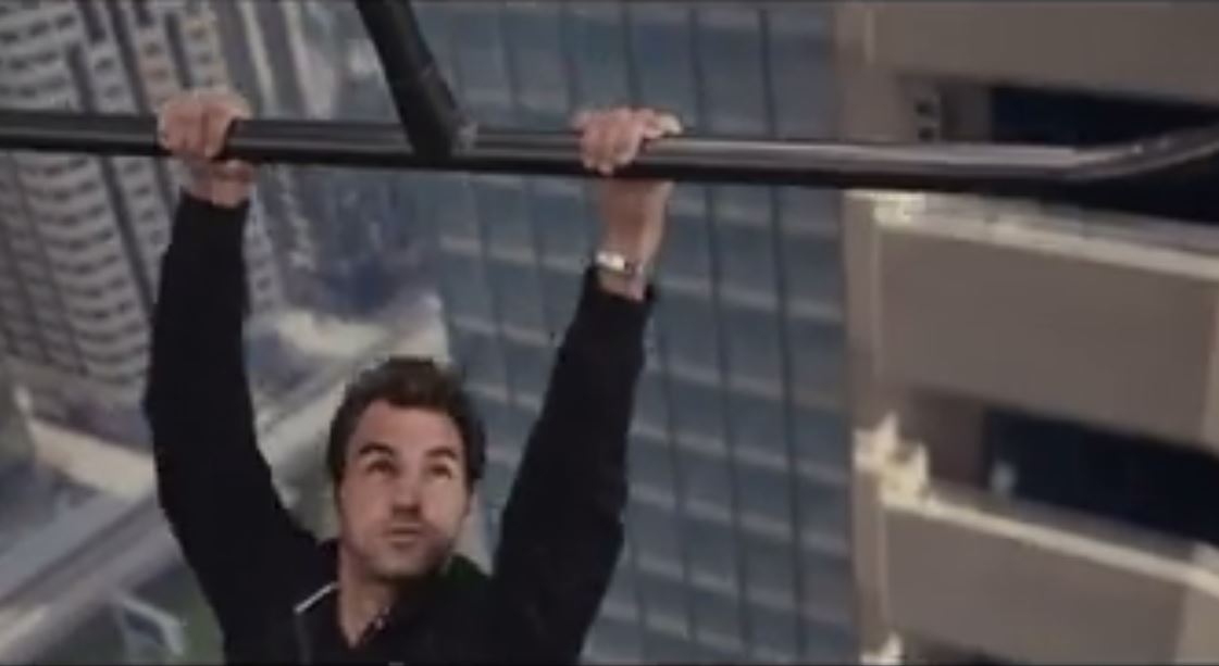 Roger Federer pendu sous un hélicoptère. A faire pâlir Tom Cruise.