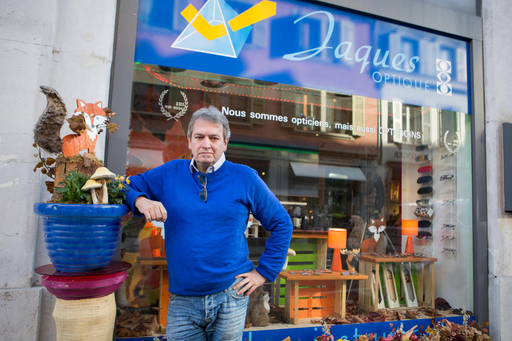 Yves Jaques devant le magasin exploité par sa famille depuis près de neuf décennies dont il risque l'expulsion lundi 8 février.