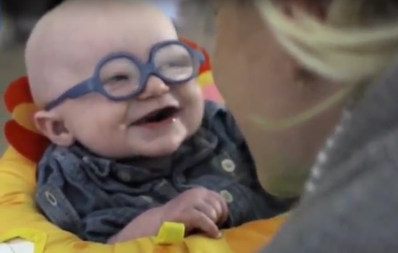 Léo a 4 mois et il est né avec un albinisme oculaire.
