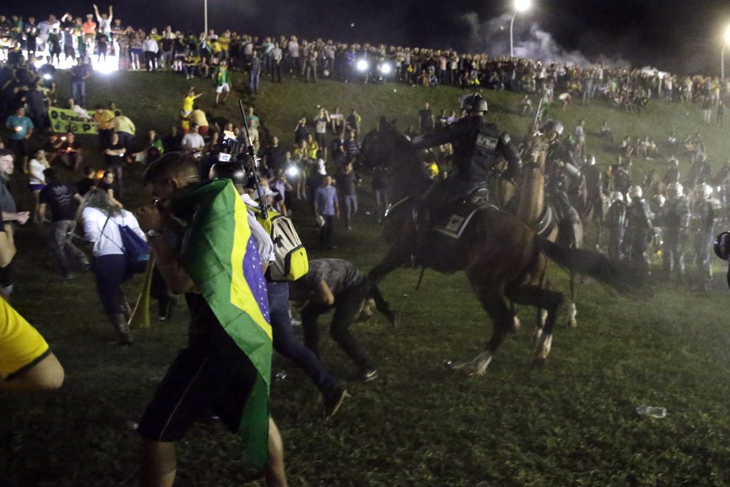 La police a notamment usé de gaz lacrymogène pour empêcher les protestataires de s'approcher des sièges du pouvoir brésilien.