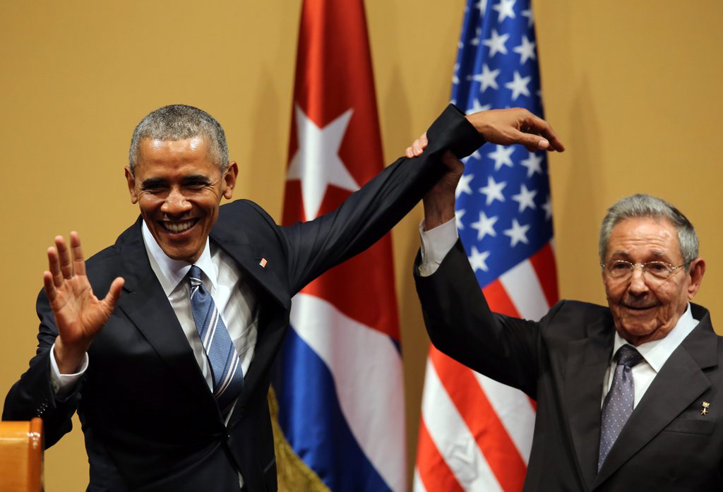 Le président des États-Unis Barack Obama (g.) et son homologue Raúl Castro ont confirmé le rapprochement de leurs deux pays.