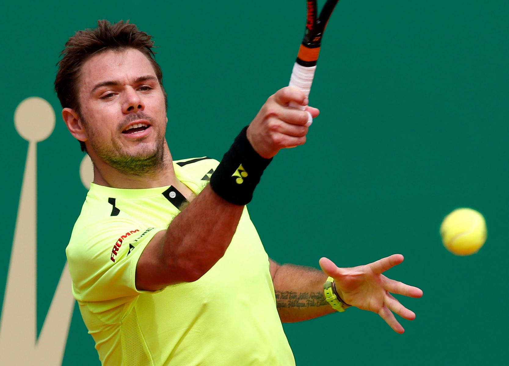 epa05256715 Stan Wawrinka of Switzerland returns the ball to Philipp Kohlschreiber of Germany during their second round match at the Monte-Carlo Rolex Masters tennis tournament in Roquebrune Cap Martin, France, 13 April 2016.  EPA/SEBASTIEN NOGIER FRANCE TENNIS MONTE CARLO MASTERS