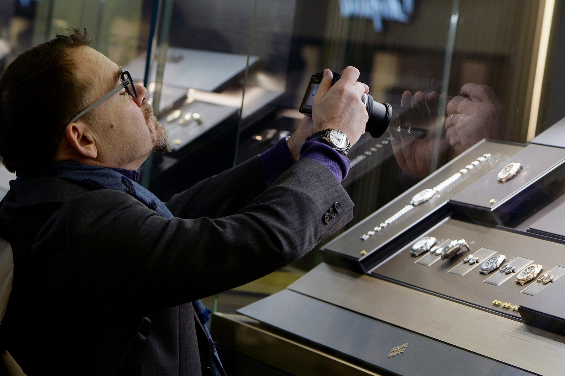 Ein Besucher fotografiert ausgestellte Uhren an einem Messestand an der Baselworld, der Weltmesse fuer Uhren und Schmuck, in Basel am Mittwoch, 16. Maerz 2016. (KEYSTONE/Walter Bieri) SCHWEIZ UHREN BASEL WORLD