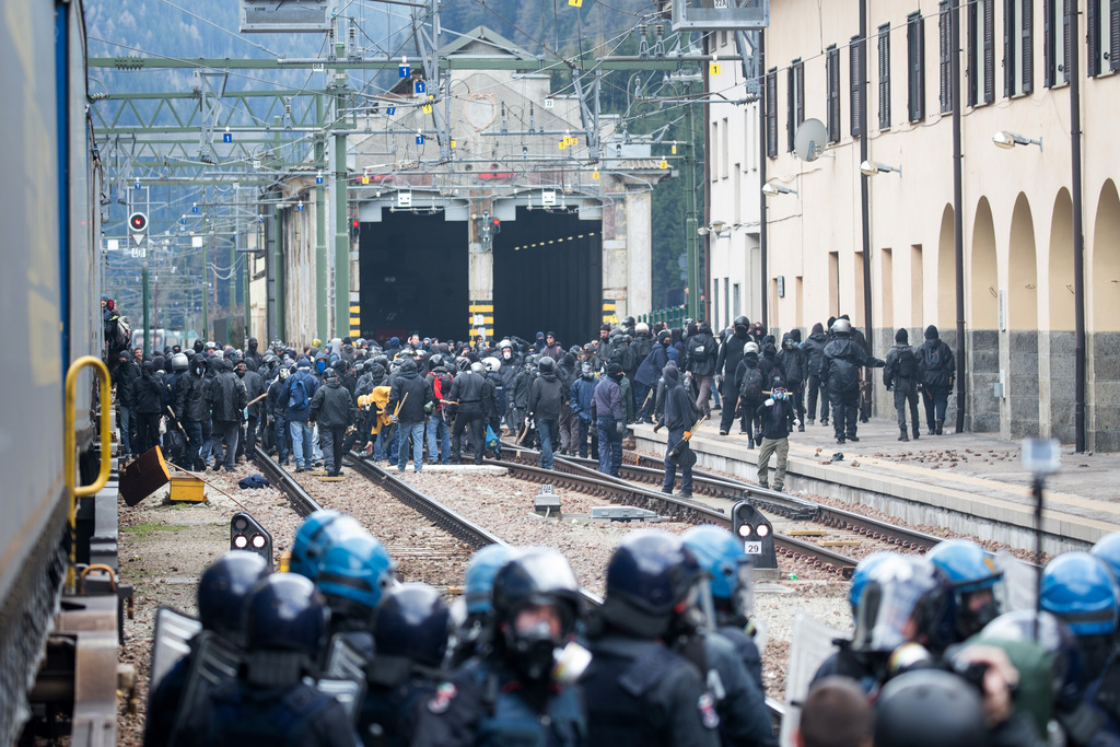 Les manifestants ont tenté de rejoindre le territoire autrichien depuis l'Italie lorsqu'ils se sont heurtés à de nombreuses forces de l'ordre, policiers et carabiniers en tenue anti-émeutes.