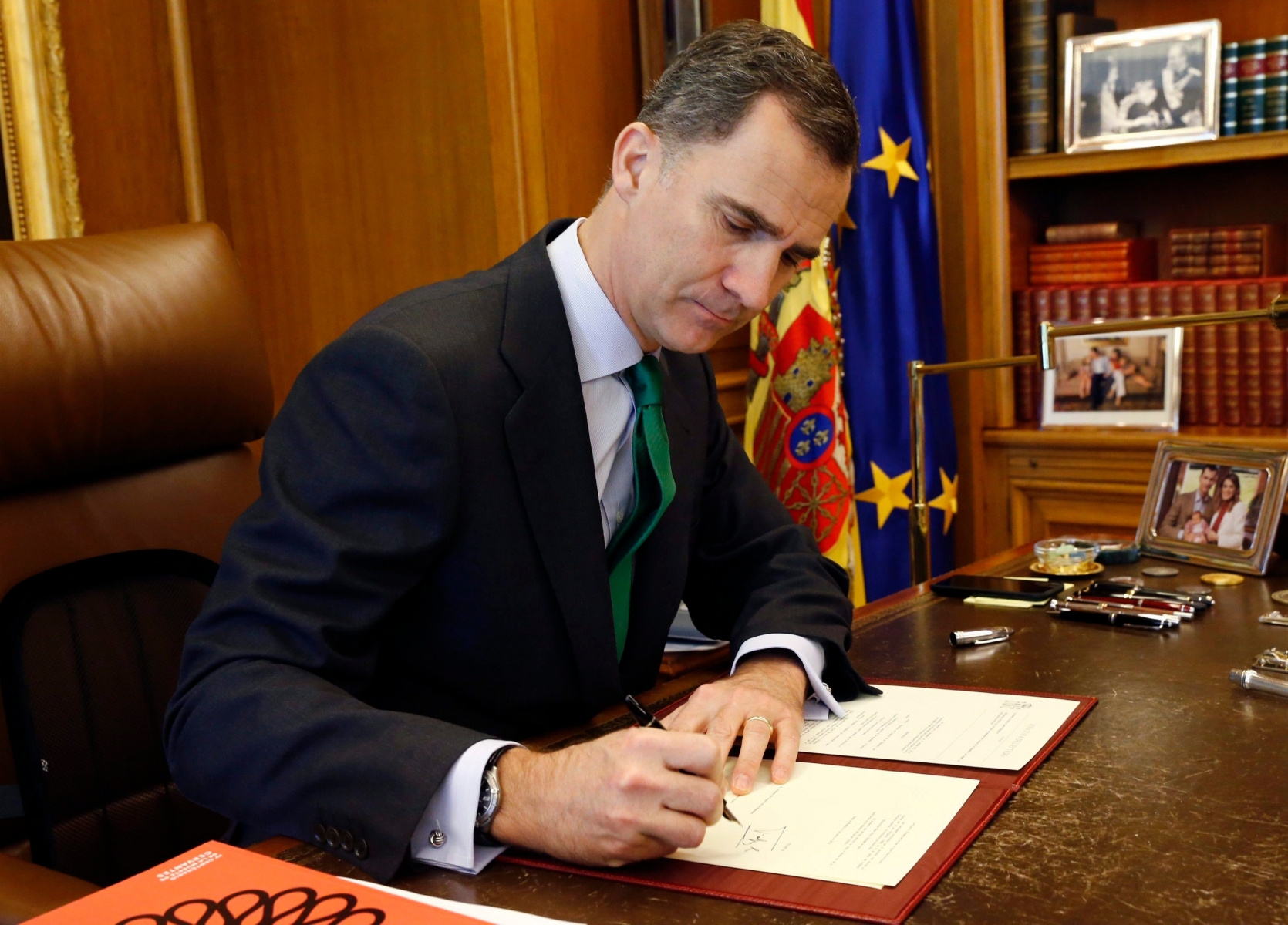 epa05287959 A handout photo released by Spanish Royal Household of Spain's King Felipe VI (L) signing the royal decree for dissolution of the Chambers of Spanish Parliament and the date for new general election, set for 26 June, during a meeting with the Speaker of the Lower House of Spanish Parliament, Patxi Lopez (not pictured), at king's office in La Zarzuela Palace, in Madrid, Spain, 03 May 2016. The current legislature has been the shortest one of the current Spanish democratic era, it began on 13 January after the lastest general election held on 20 December 2015. The election were called after the Spanish parties would not have managed to reach an agreement to form a government.  EPA/SPANISH ROYAL HOUSEHOLD / HANDOUT  HANDOUT EDITORIAL USE ONLY/NO SALES SPAIN GOVERNMENT PARLIAMENT DISSOLUTION