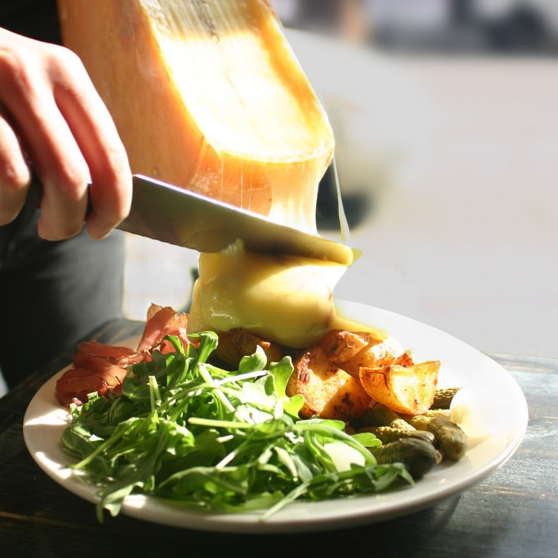 A New York, la raclette se sert directement sur les patates et la salade.