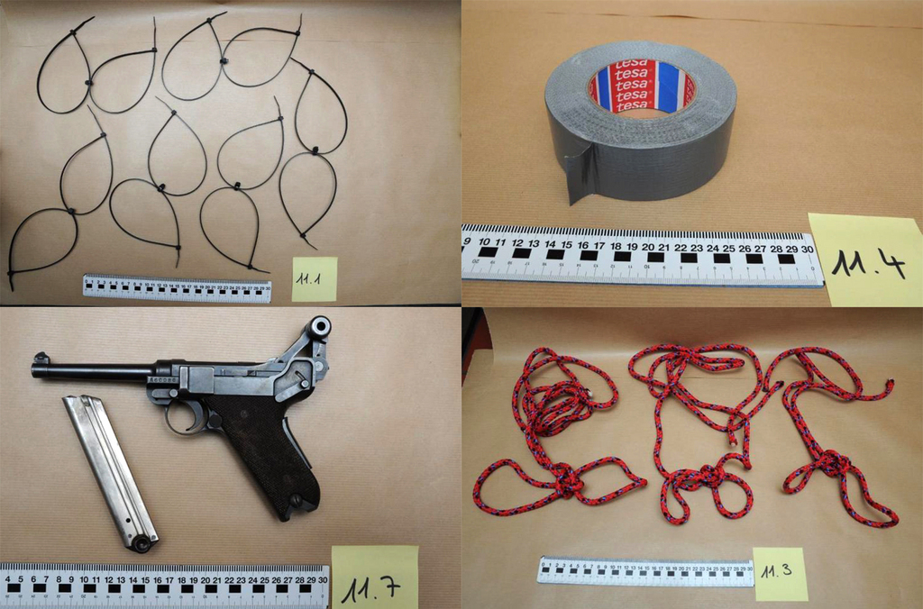 La police avait retrouvé ces objets, dont une ancienne arme à feu, chez le suspect.