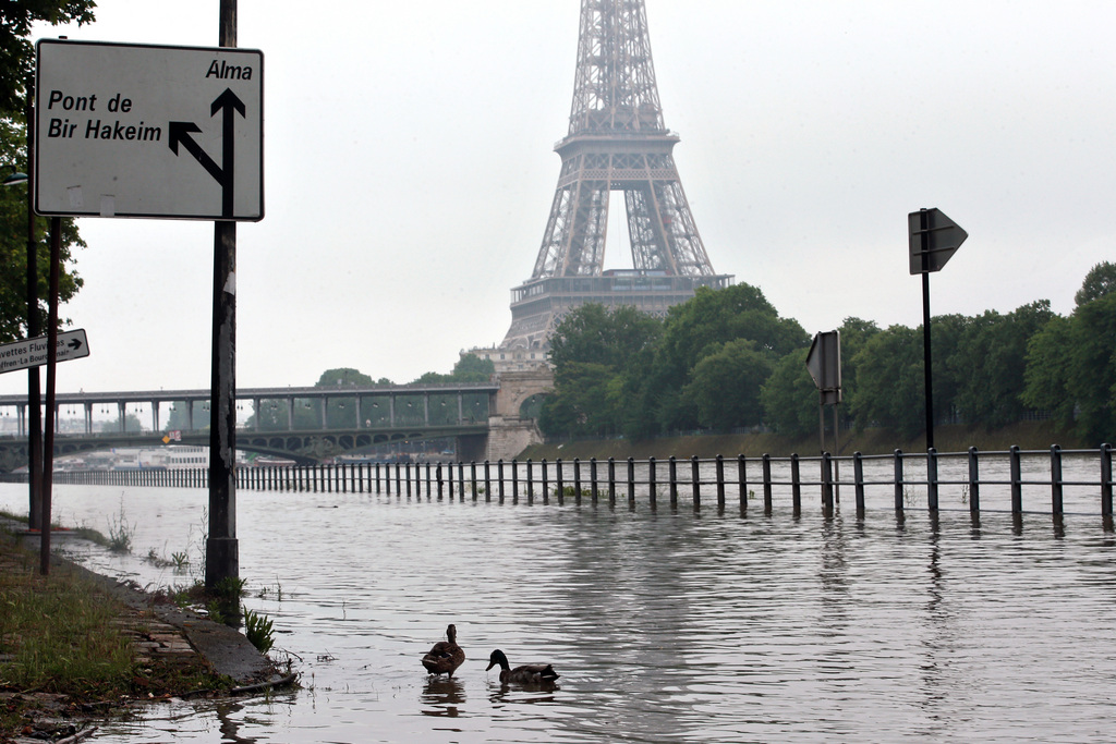 A Paris, une partie des voies sur les berges a été fermée et le niveau de la Seine pourrait atteindre cinq mètres dès mercredi soir.