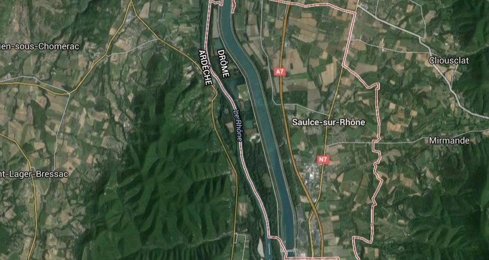 Les faits se sont déroulés vers 22h30 quand le car traversait dans le sens sud-nord le tronçon situé sur la commune de Saulce (Drôme).