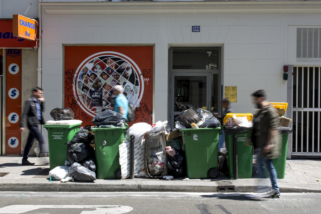 Le mouvement de grève faiblit à la SNCF et dans le traitement et le ramassage des ordures ménagères.