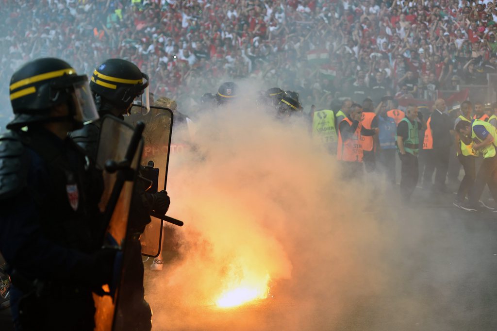 Les supporters hongrois ont notamment jeté des fumigènes sur la pelouse au pied des CRS après le coup de sifflet final.