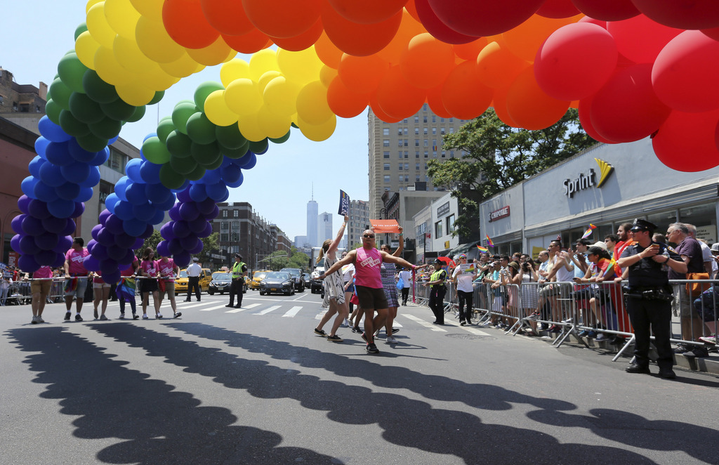 Une Gay Pride a défilé dans les rues de New York pour manifester contre la tuerie d'Orlando.