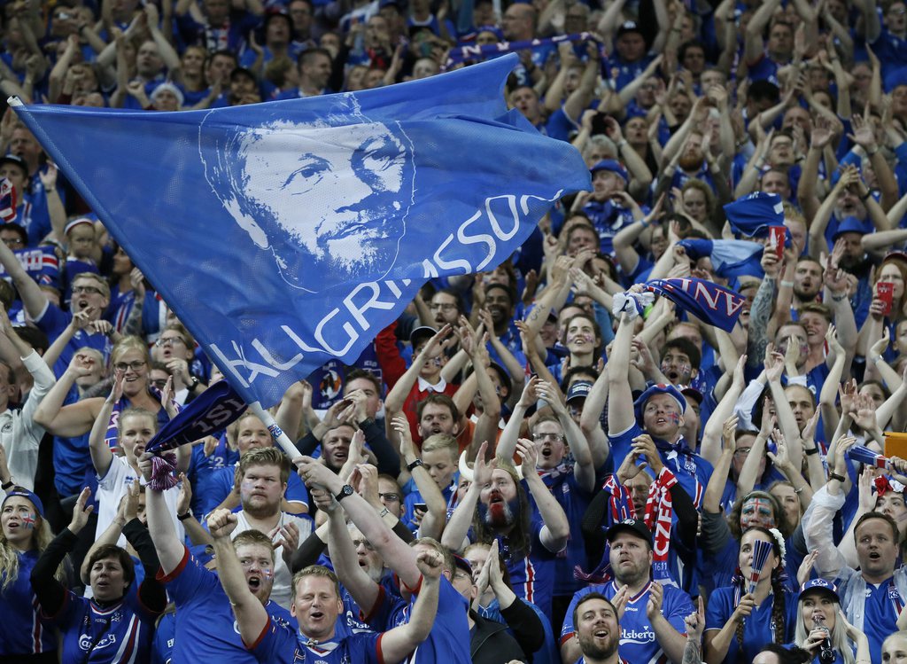Les milliers de supporters islandais du Stade de France ont acclamé les Vikings avec le fameux "Huh!"