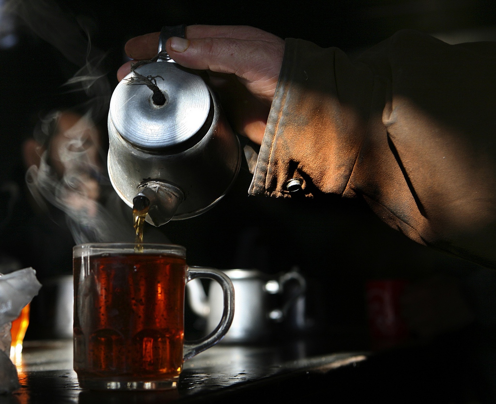 La consommation de thé très chaud provoquerait le cancer de l'oesophage.