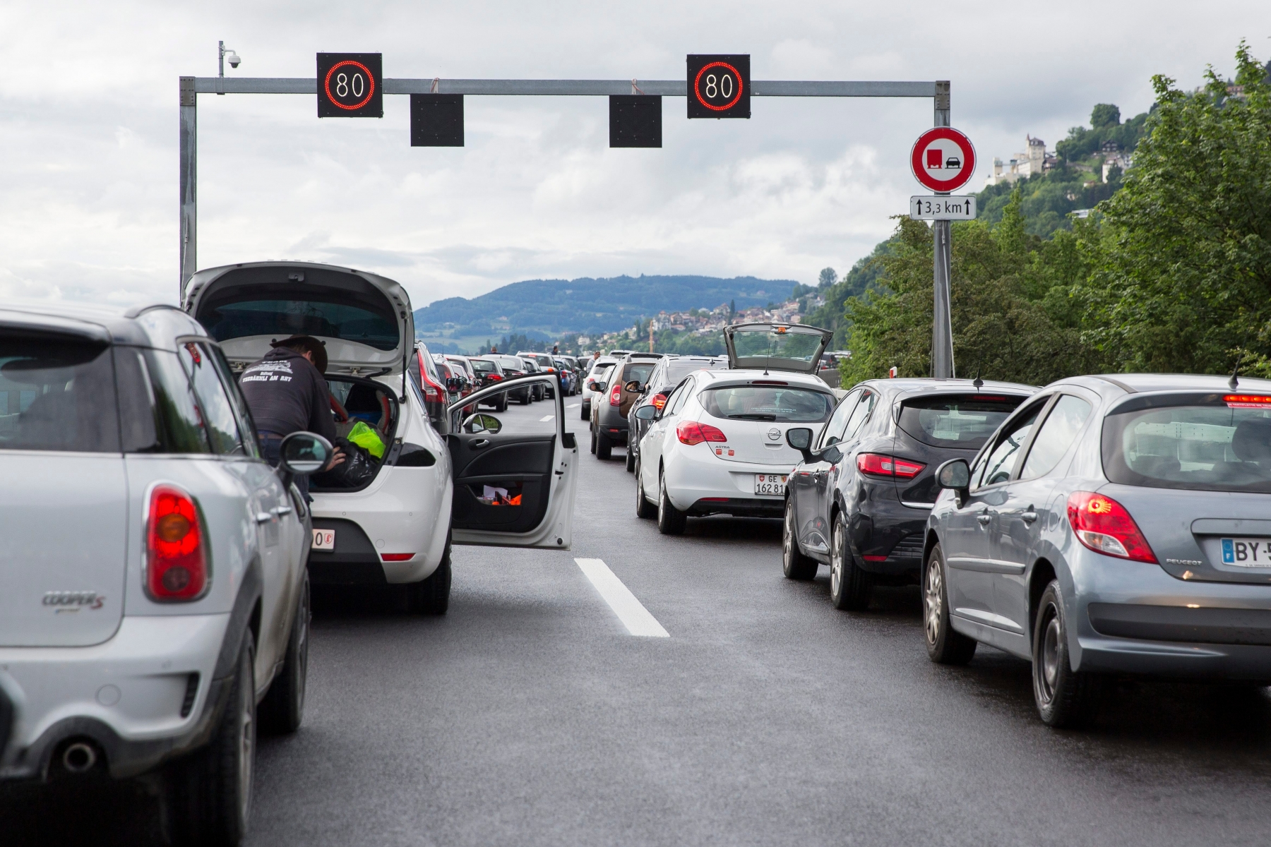 Des voitures sont arretees sur l'autoroute A9 sur le viaducs de Chillon au dessus de Villeneuve en direction de Montreux ce dimanche 12 juin 2016. La trafic routier est difficile sur les autoroutes Suisses romandes. (KEYSTONE/Cyril Zingaro) SUISSE TRAFIC ROUTIER