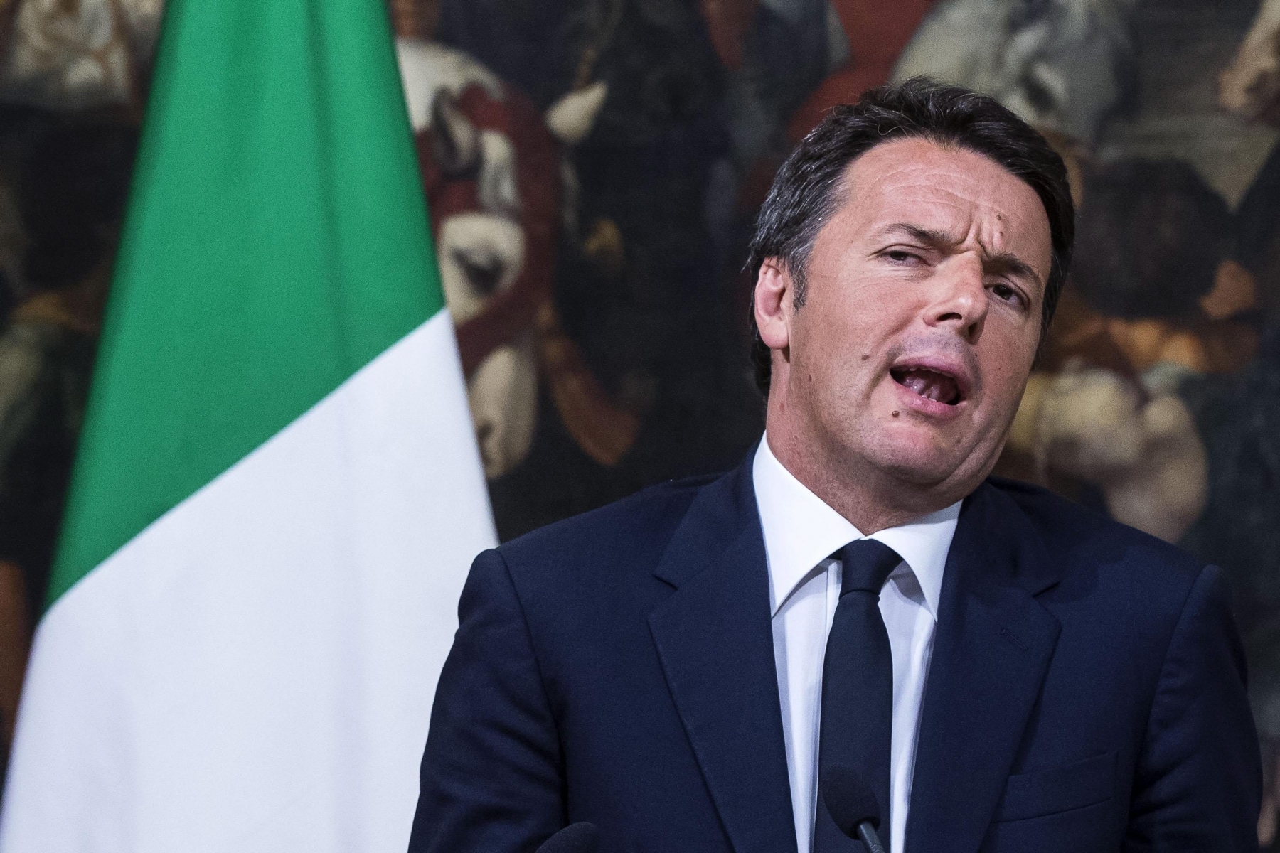 epa05379545 Italian Premier Matteo Renzi attends a press conference at Chigi Palace in Rome, Italy, 20 June 2016, following to mayoral elections.  EPA/ANGELO CARCONI ITALY ELECTIONS