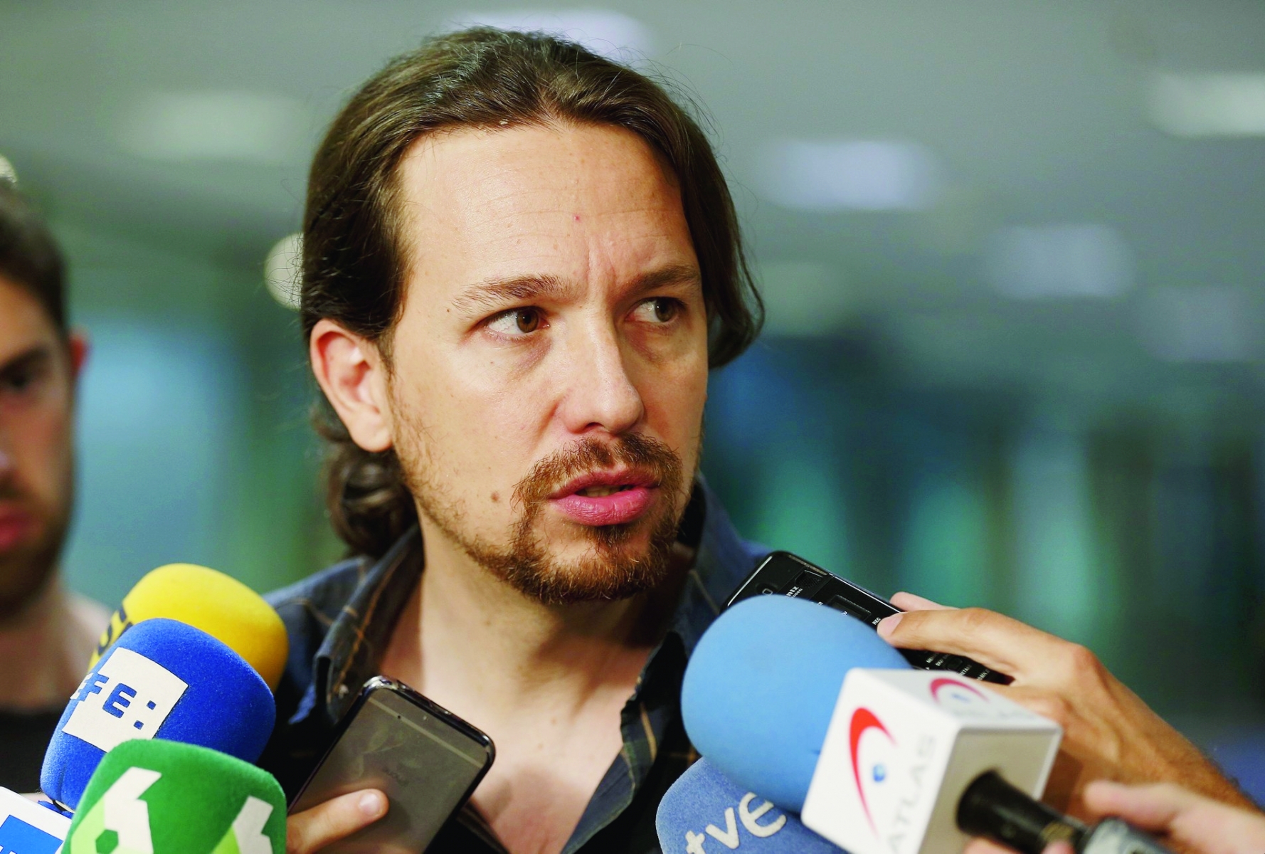 epa05386002 Leader of Spain's Podemos ('We Can') party, Pablo Iglesias, makes a statement at the Lower House in Madrid, Spain, 23 June 2016, about the leak of several tapes of a conversation between Interior Minister, Jorge Fernandez Diaz, and Catalonian Anti-Fraud Office's Director, Daniel de Alfonso, in which the minister demanded any type of scandal on the Republican Left of Catalonia (ERC) and Democratic Convergence of Catalonia (CDC), both pro-independence Catalonian political parties. Iglesias has demanded the resignation of the interior minister.  EPA/PACO CAMPOS SPAIN POLITICS ELECTIONS